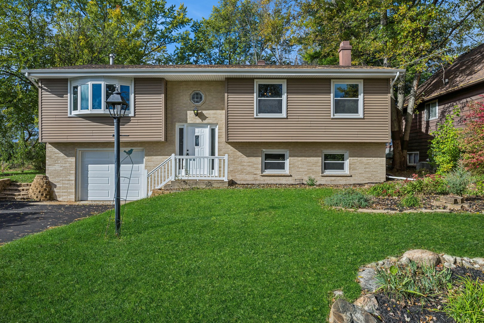 18 Greenview Road, Oakwood Hills, IL 60013