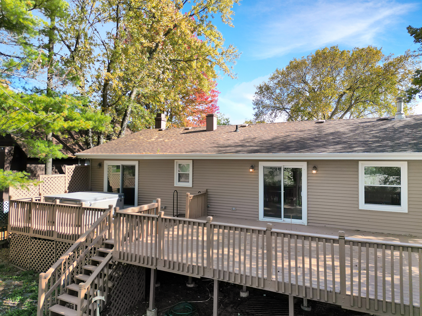 18 Greenview Road, Oakwood Hills, IL 60013