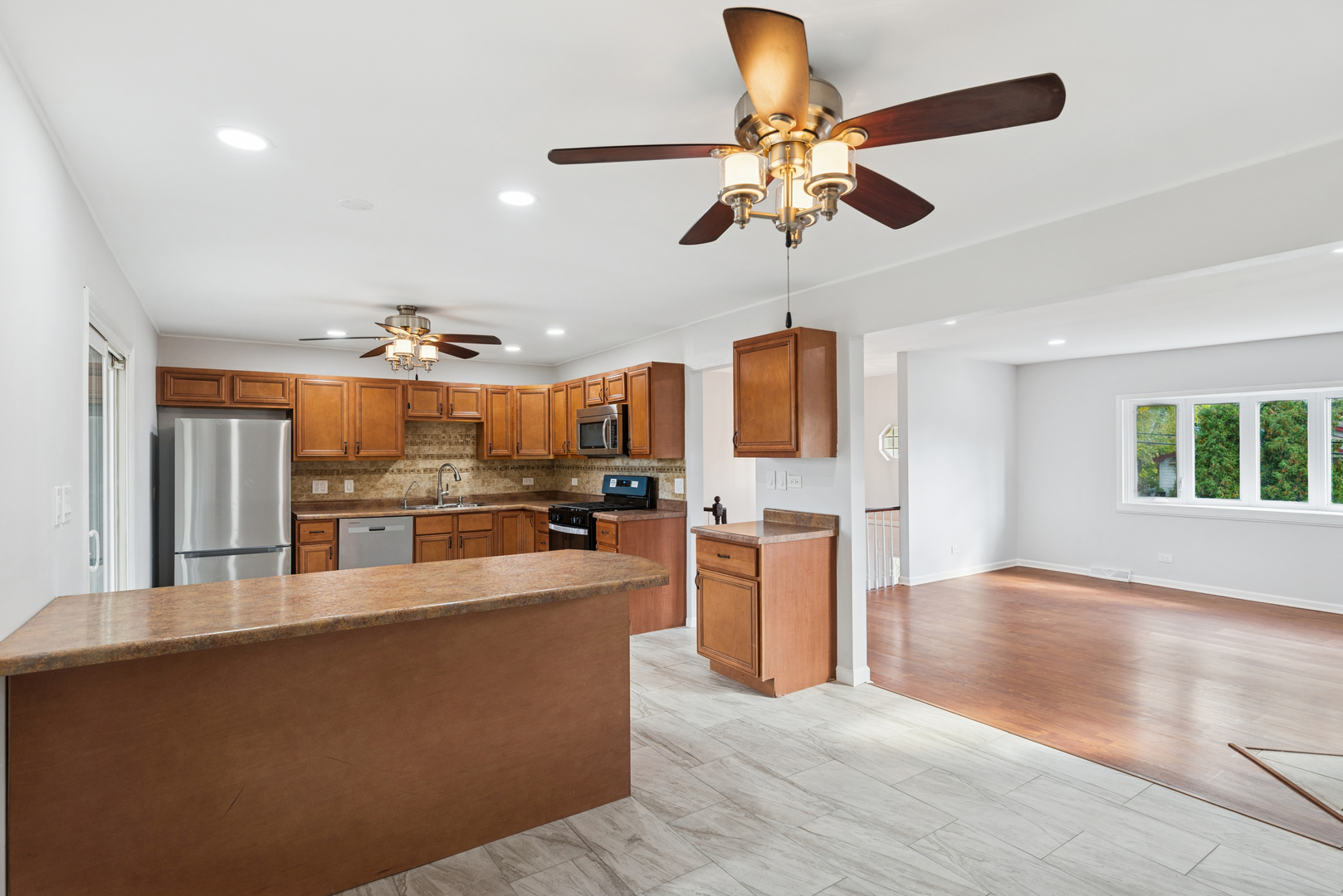 18 Greenview Road, Oakwood Hills, IL 60013