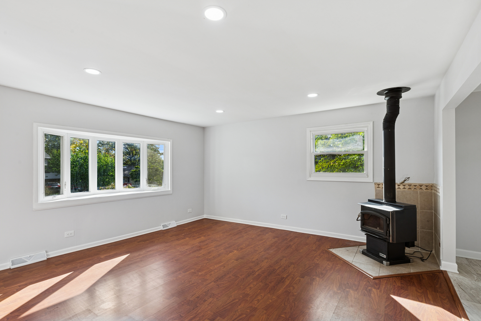 18 Greenview Road, Oakwood Hills, IL 60013