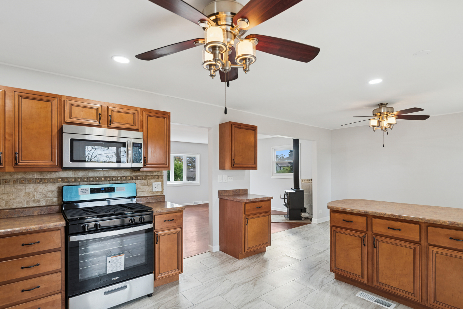 18 Greenview Road, Oakwood Hills, IL 60013