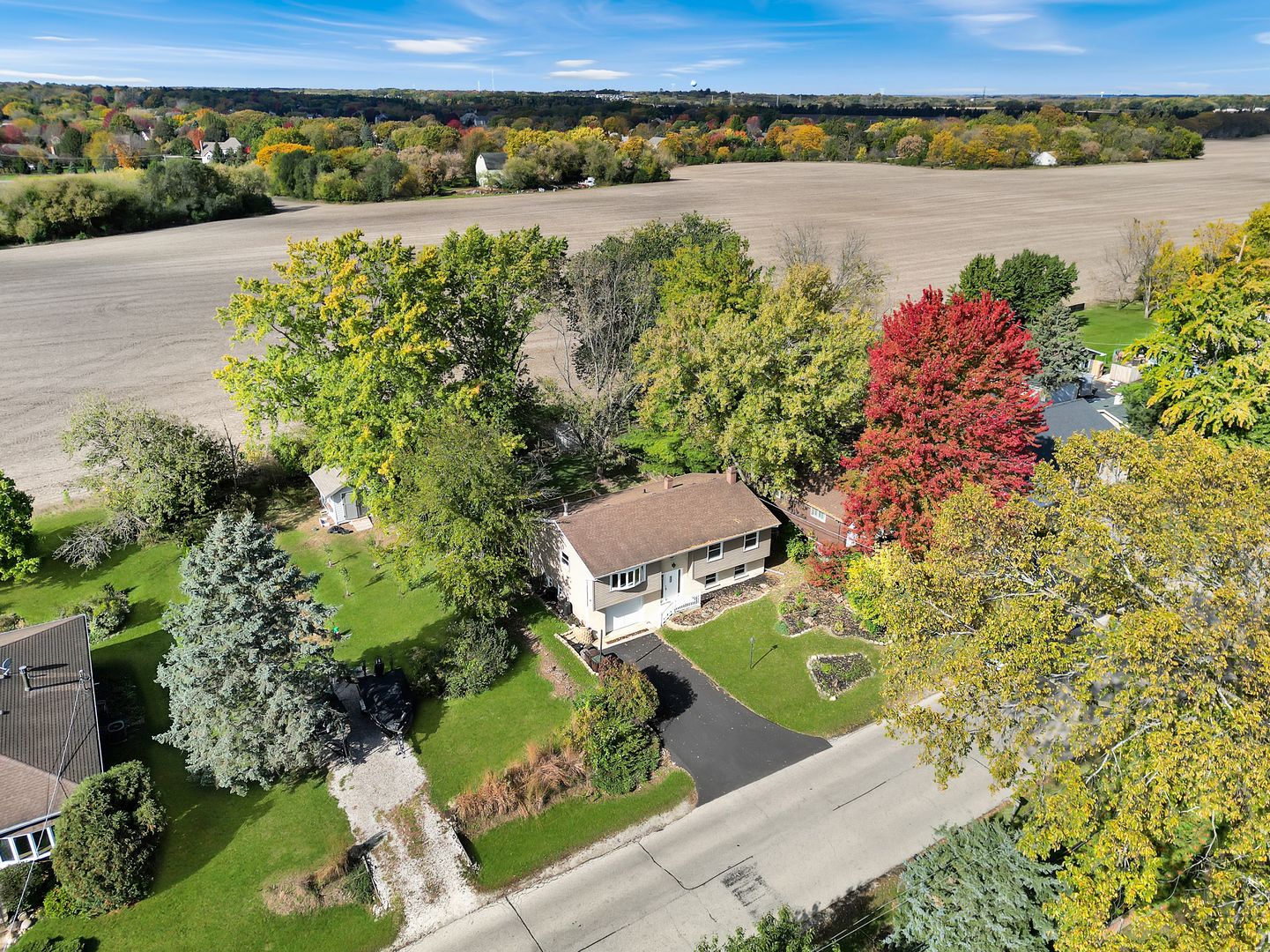 18 Greenview Road, Oakwood Hills, IL 60013