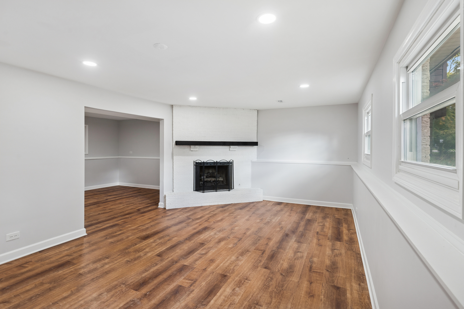 18 Greenview Road, Oakwood Hills, IL 60013