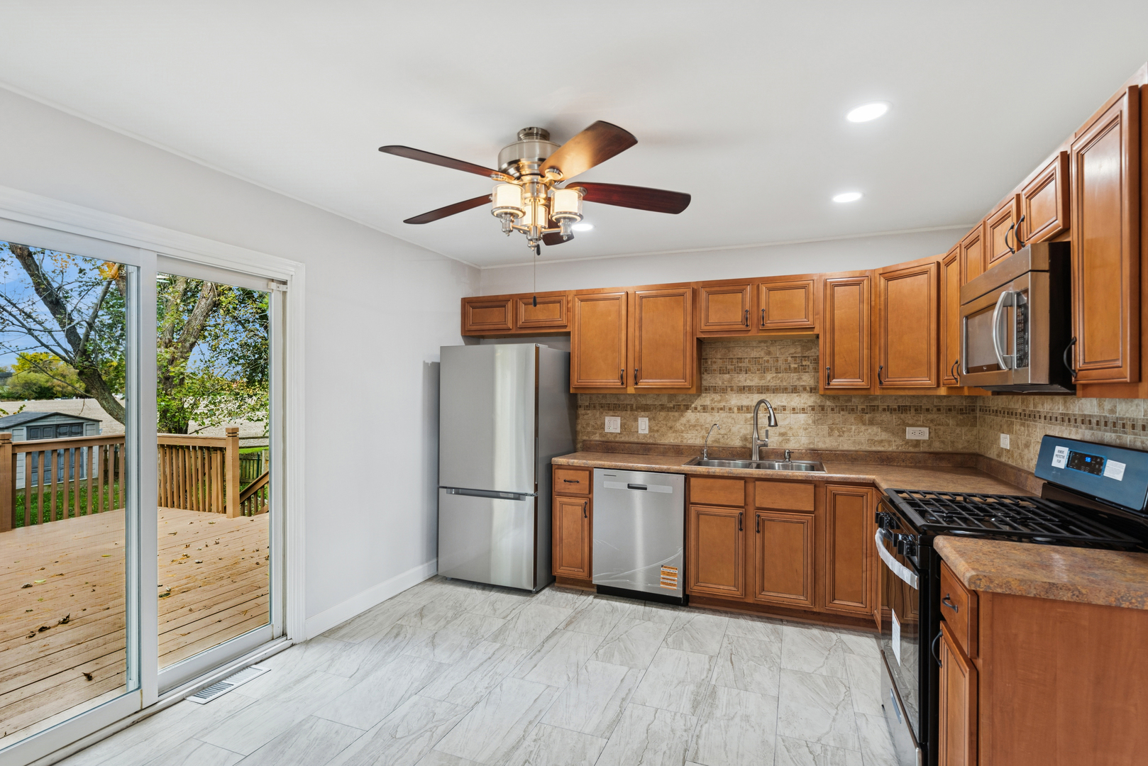 18 Greenview Road, Oakwood Hills, IL 60013