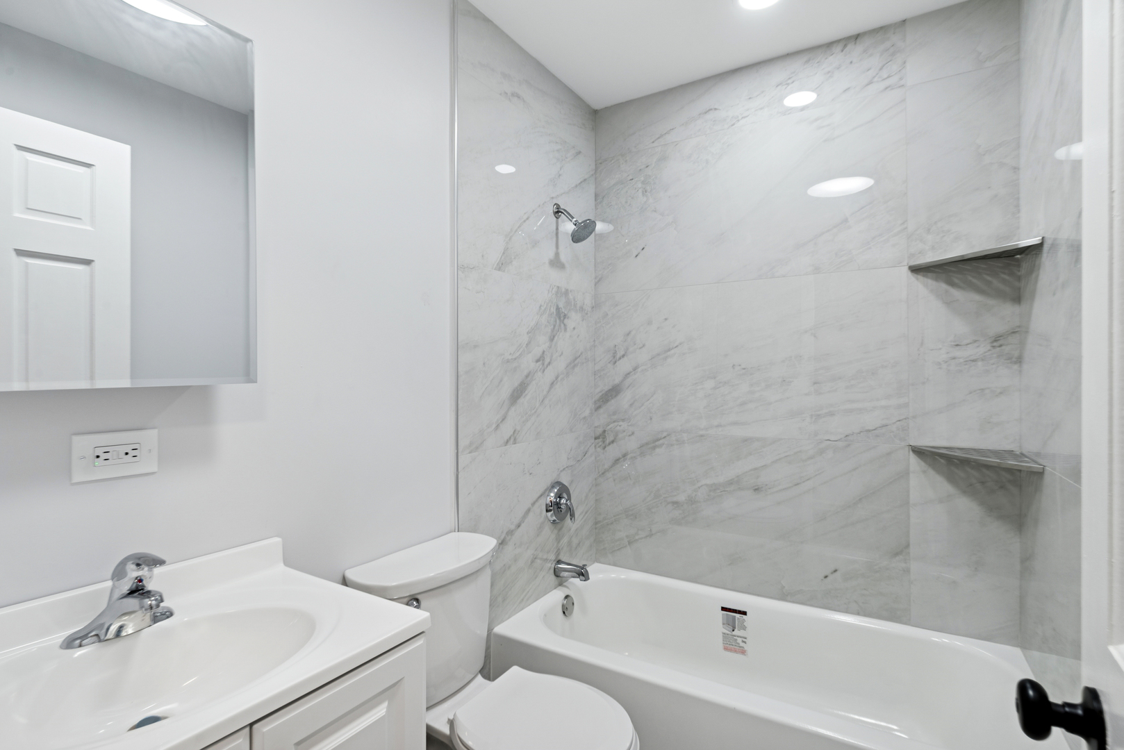 18 Greenview Road, Oakwood Hills, IL 60013