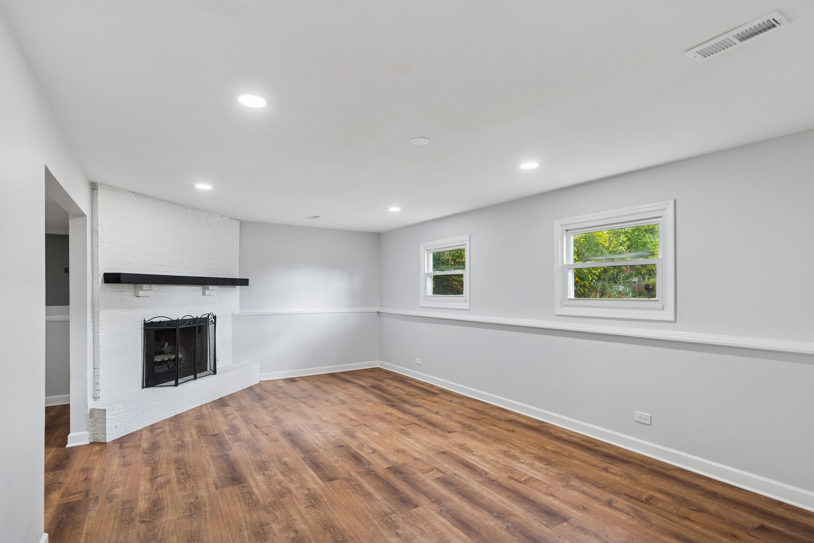 18 Greenview Road, Oakwood Hills, IL 60013