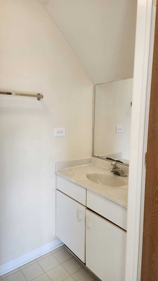 1348 S Lorraine Road #E, Wheaton, IL 60187