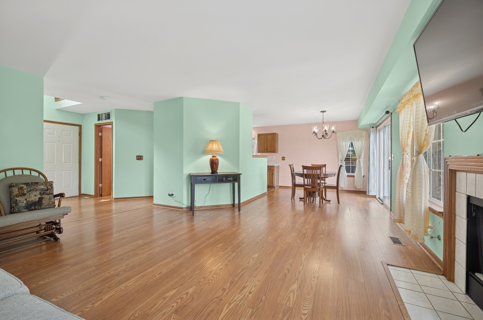 1216 Kensington Drive, Mundelein, IL 60060