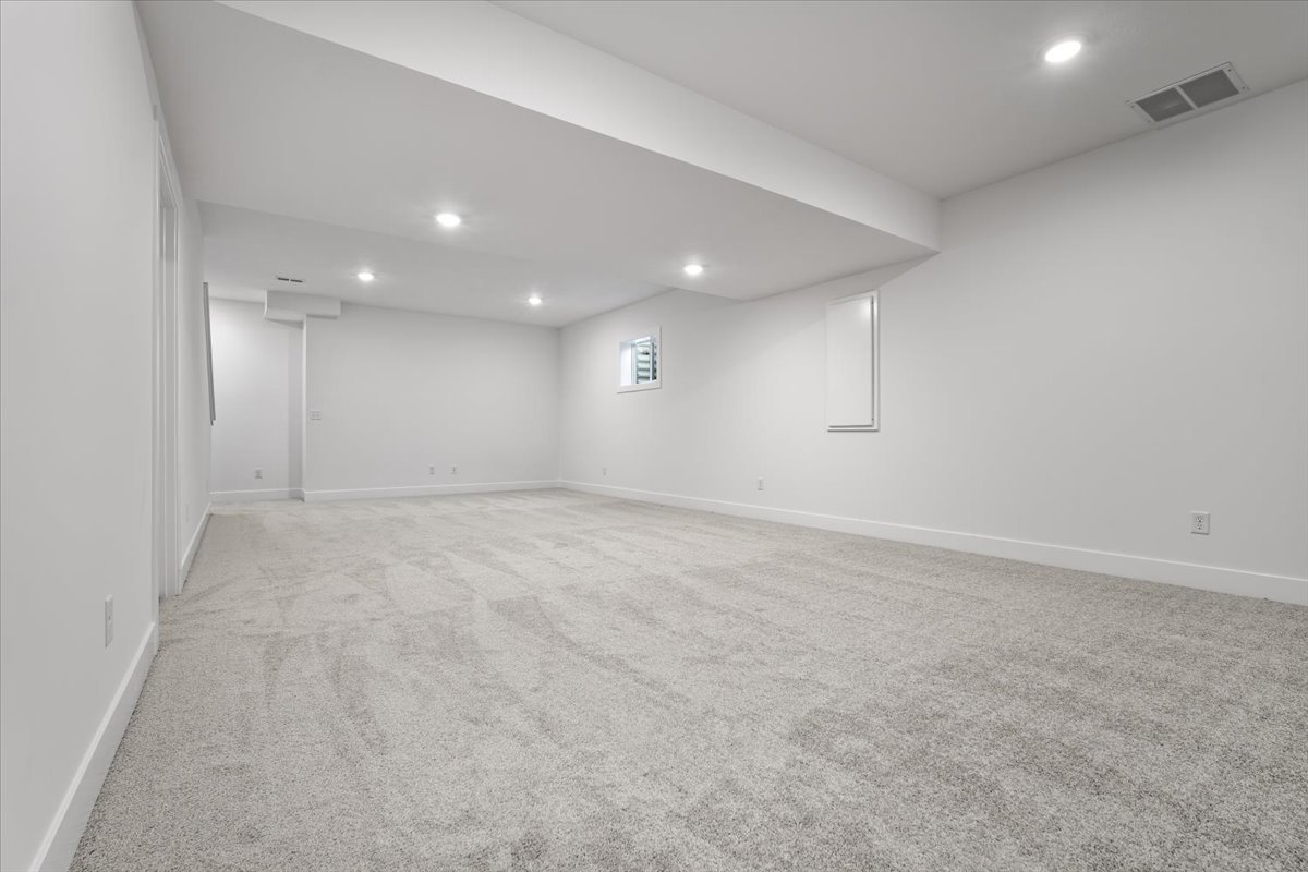 24 Stonehouse Court, Bloomington, IL 61705