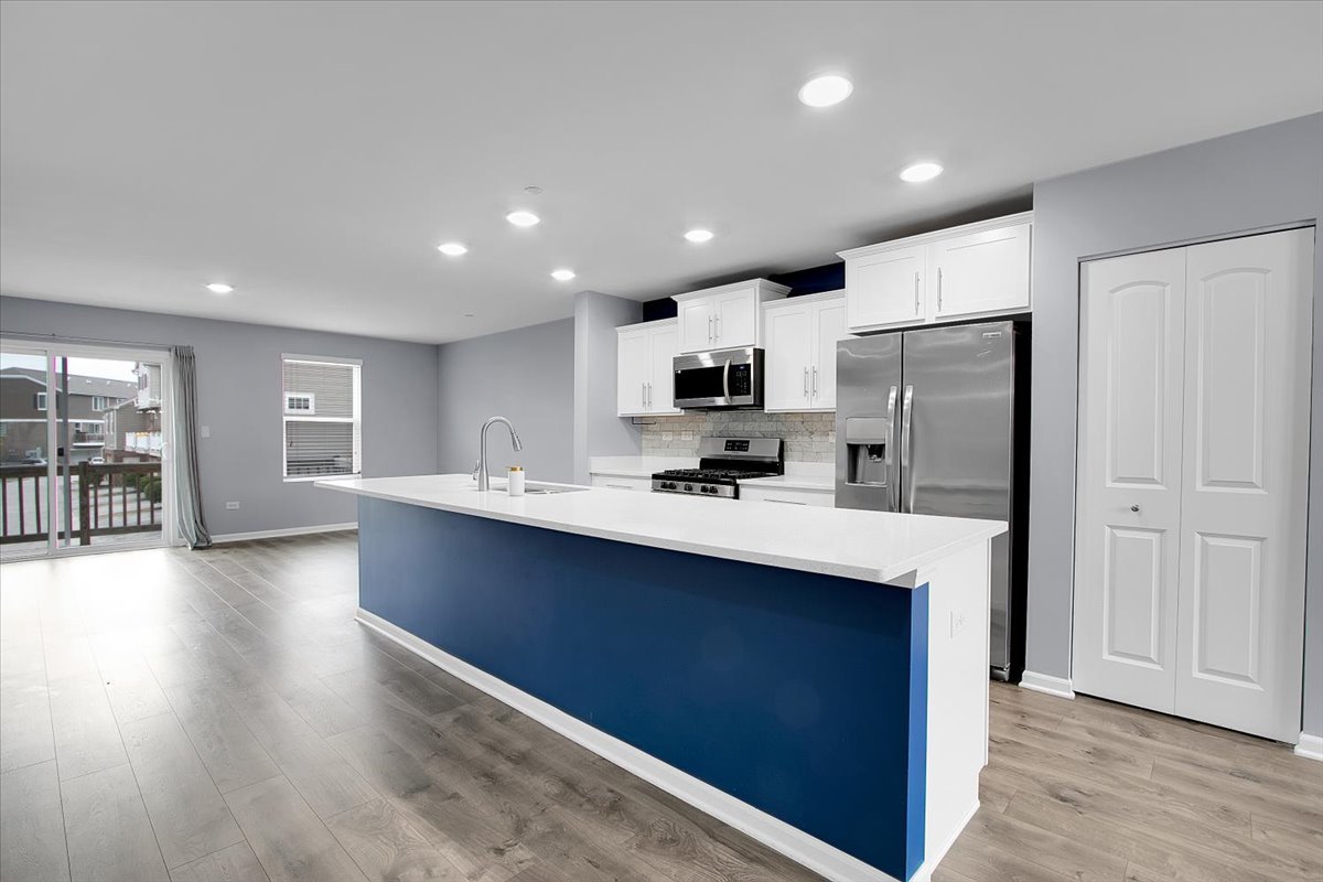 912 Bradford Drive, Naperville, IL 60563