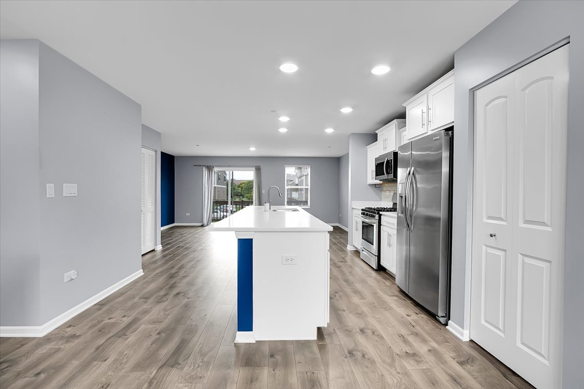 912 Bradford Drive, Naperville, IL 60563