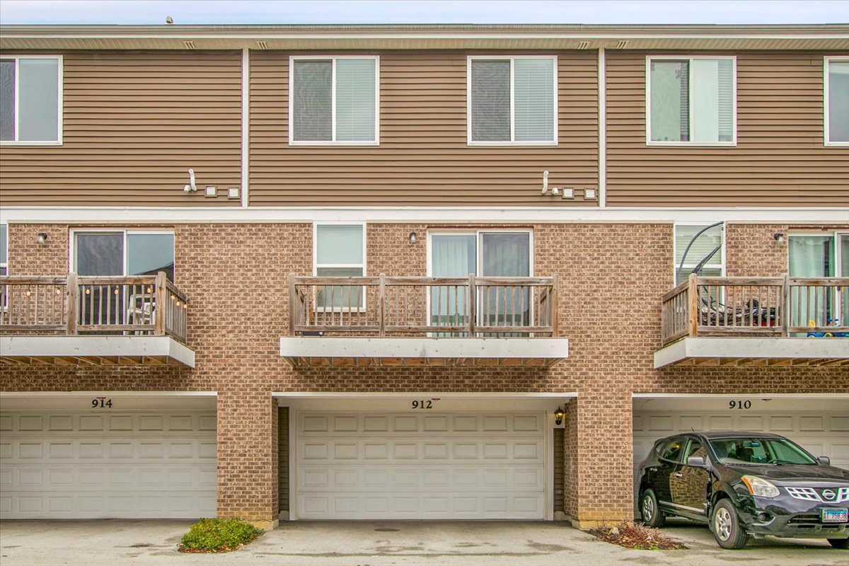 912 Bradford Drive, Naperville, IL 60563