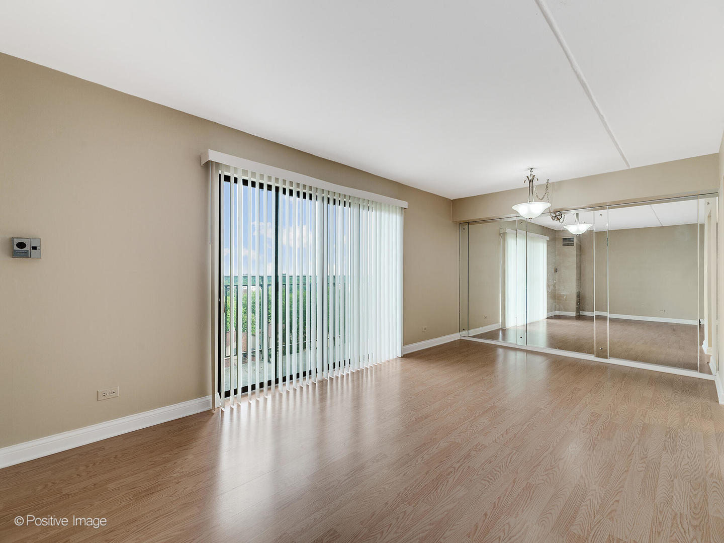 6340 AMERICANA Drive #1019, Willowbrook, IL 60527