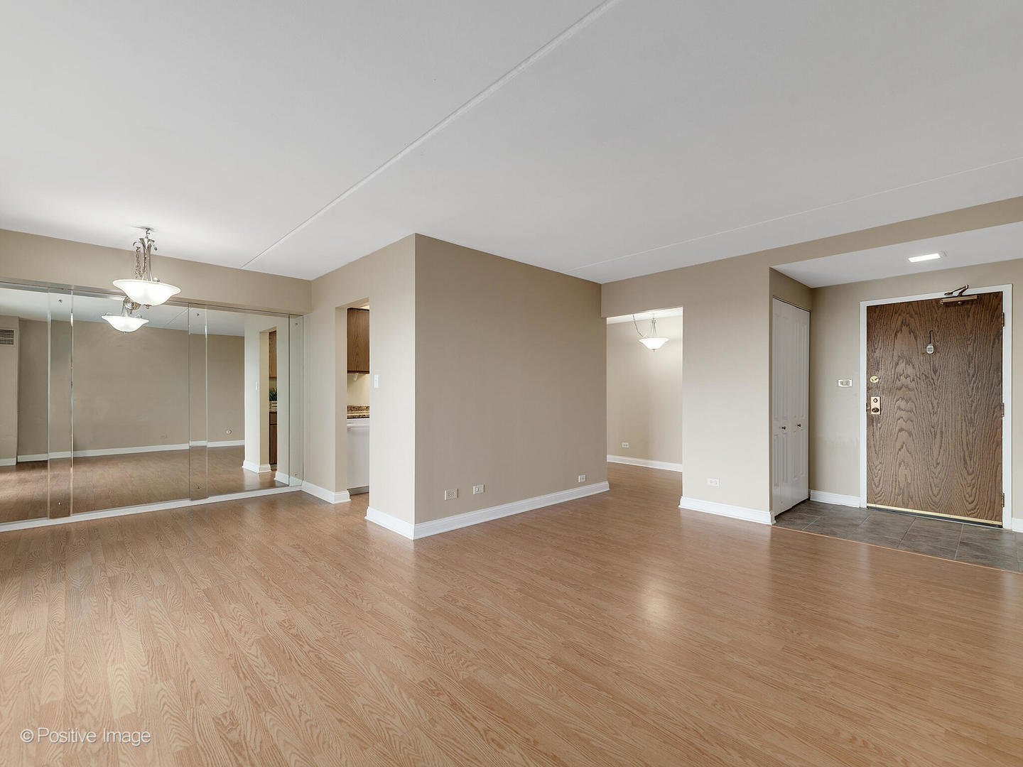 6340 AMERICANA Drive #1019, Willowbrook, IL 60527