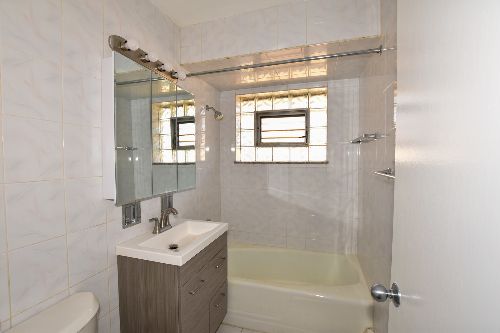 6925 N Rosemary Lane #2E, Niles, IL 60714