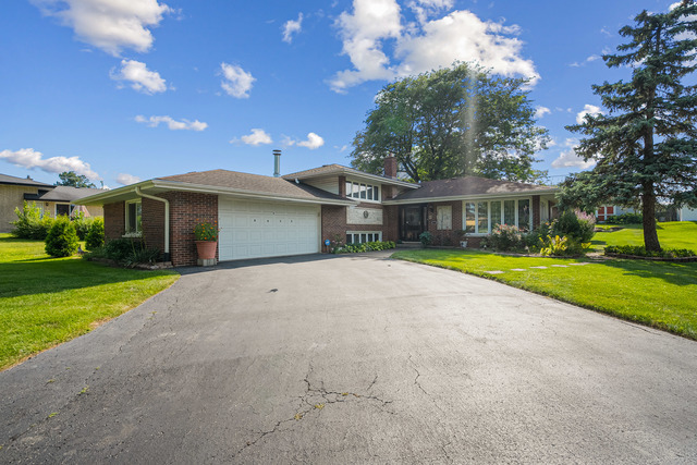 8832 Pleasant Avenue, Hickory Hills, IL 60457