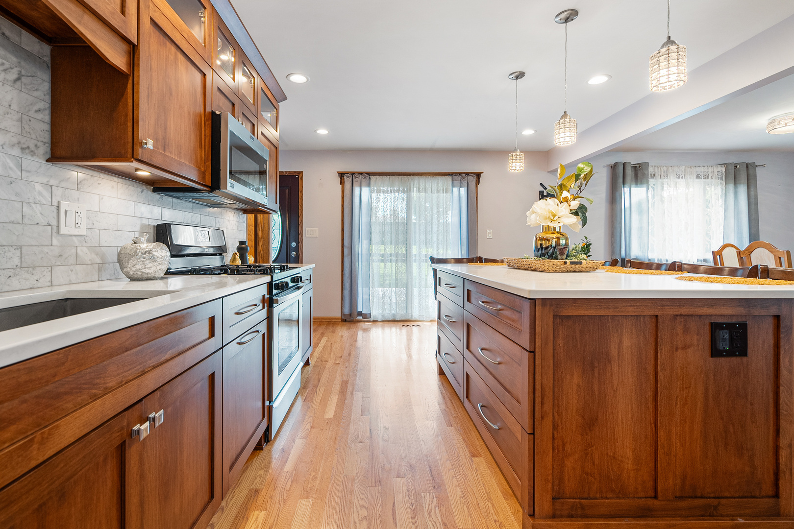 8832 Pleasant Avenue, Hickory Hills, IL 60457