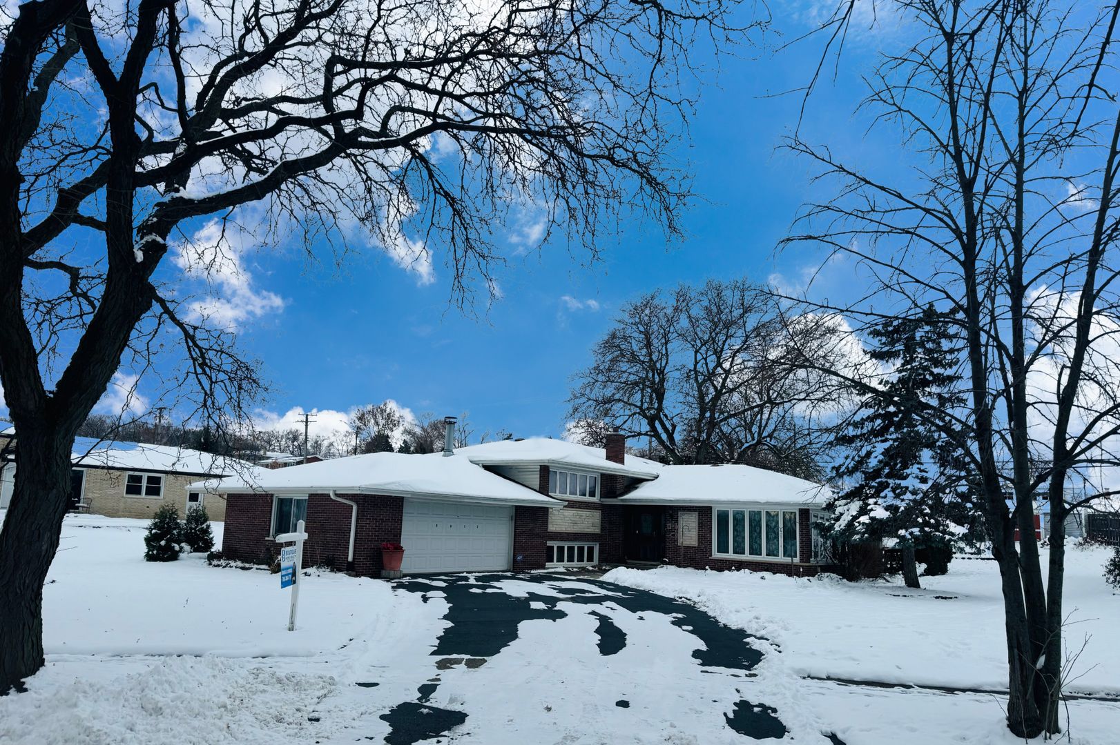 8832 Pleasant Avenue, Hickory Hills, IL 60457