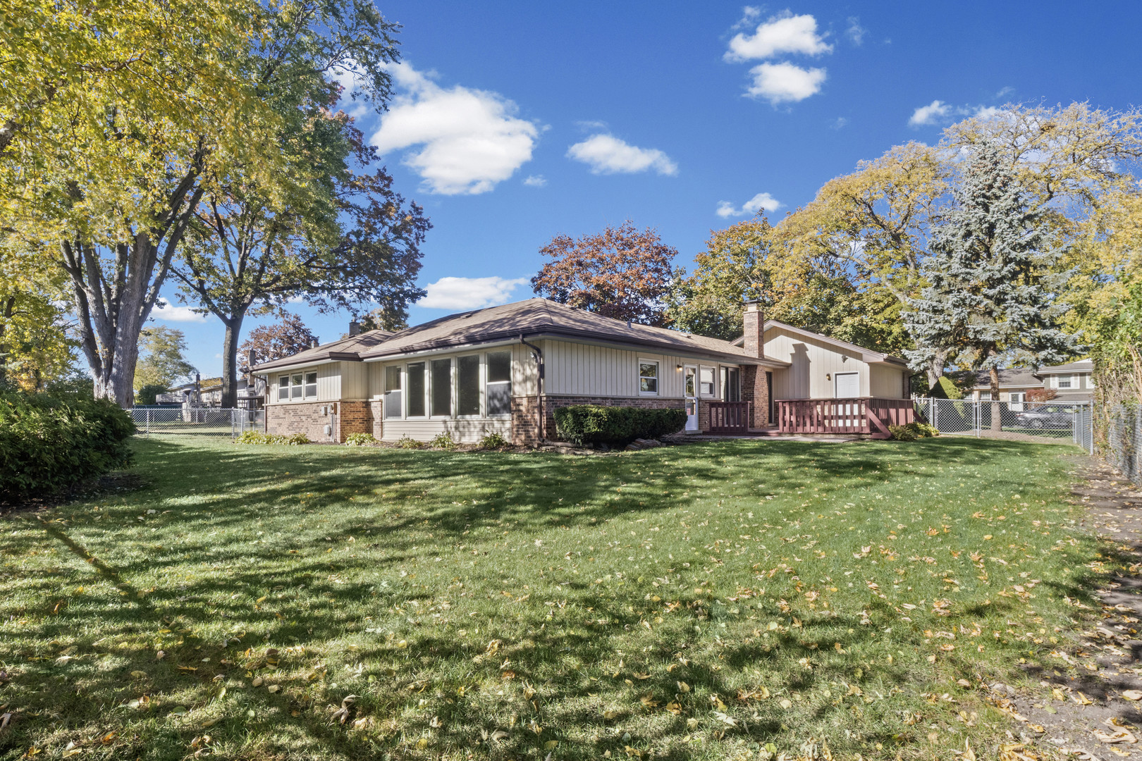 715 E Valley Lane, Arlington Heights, IL 60004