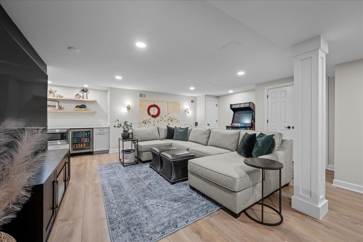 705 S Whispering Hills Drive, Naperville, IL 60540