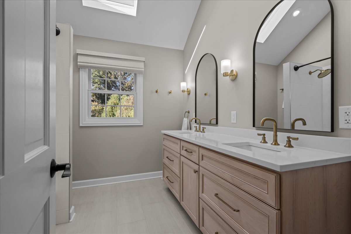 705 S Whispering Hills Drive, Naperville, IL 60540