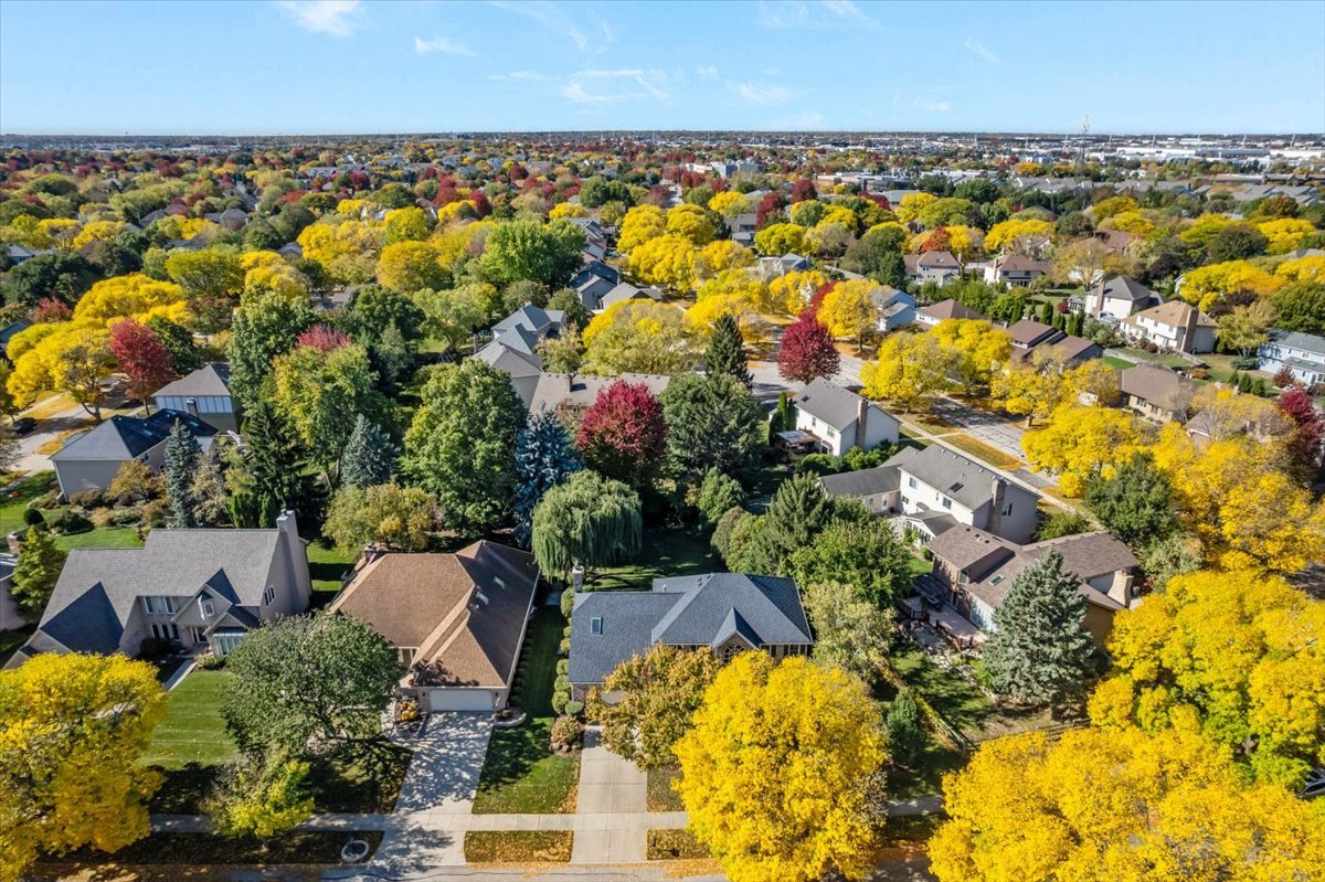 705 S Whispering Hills Drive, Naperville, IL 60540