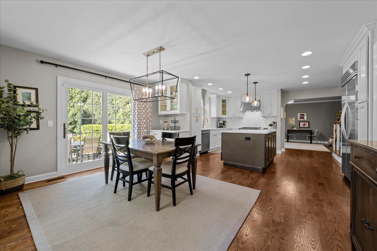 705 S Whispering Hills Drive, Naperville, IL 60540