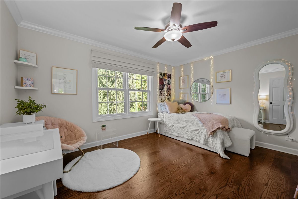 705 S Whispering Hills Drive, Naperville, IL 60540