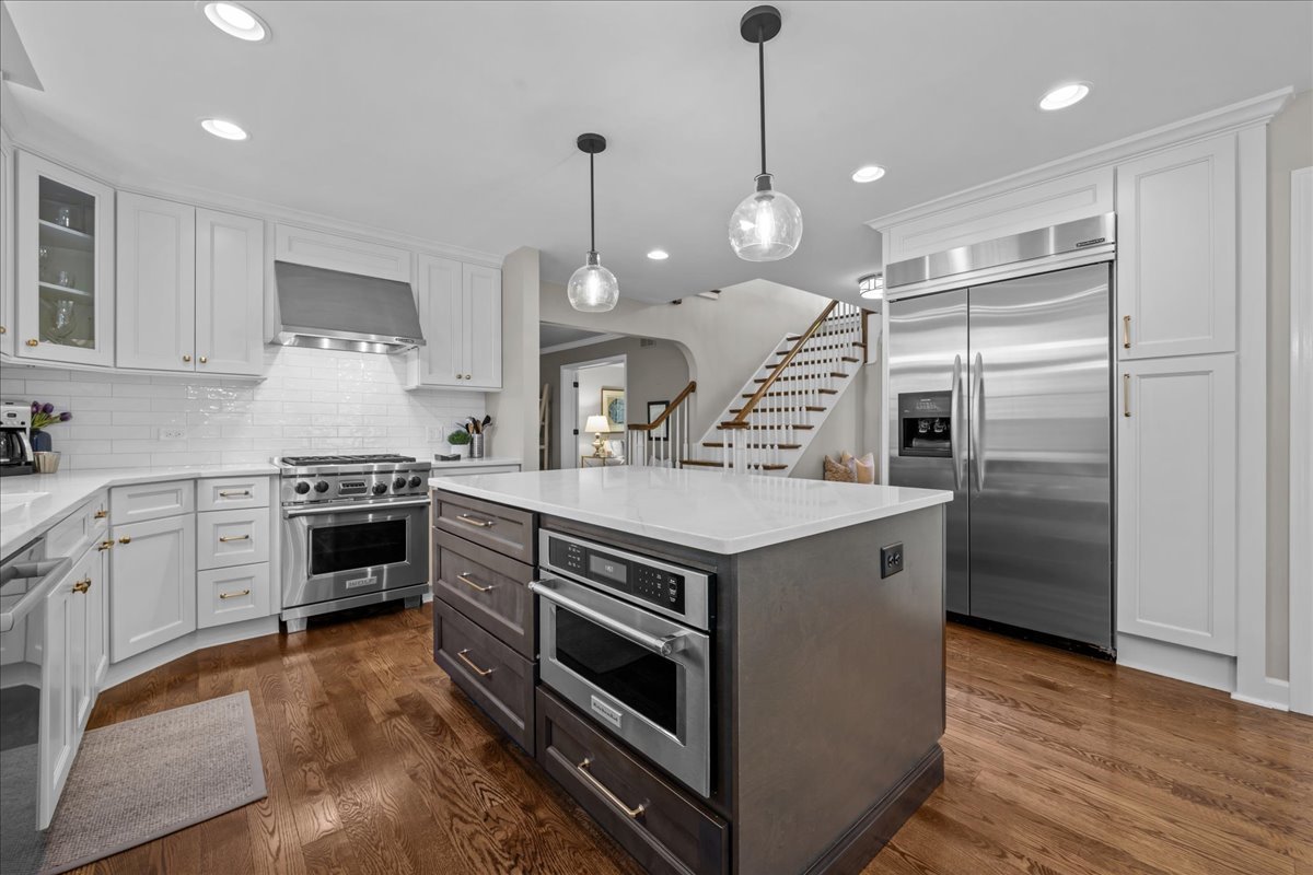 705 S Whispering Hills Drive, Naperville, IL 60540