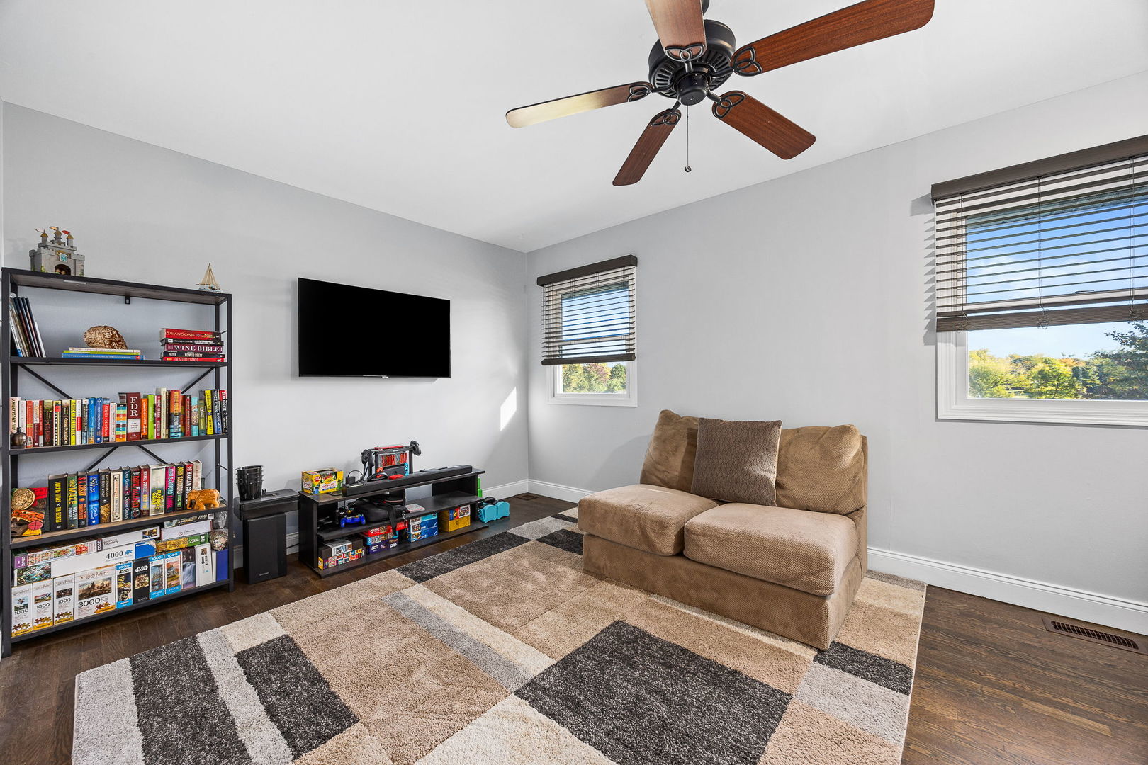 908 BRANTWOOD Avenue, Elk Grove Village, IL 60007