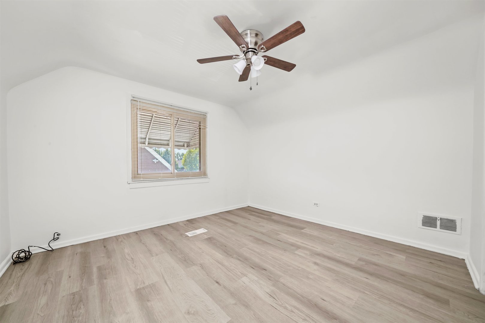 17007 Oakwood Avenue, Lansing, IL 60438