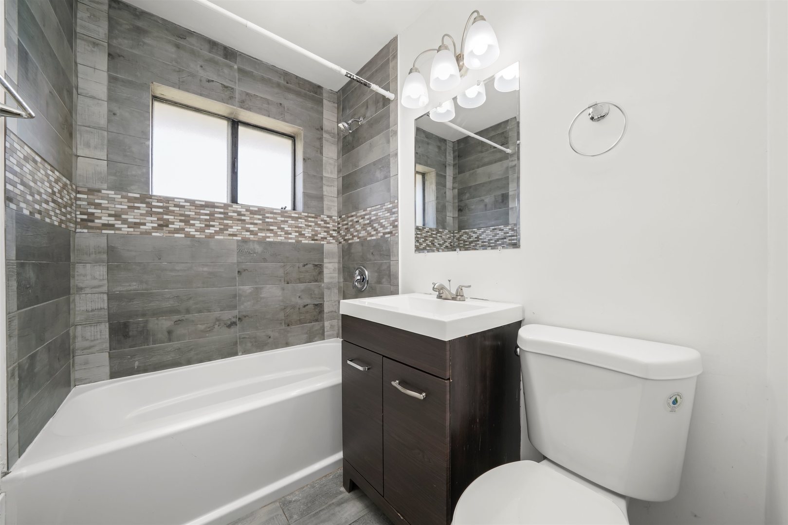 17007 Oakwood Avenue, Lansing, IL 60438