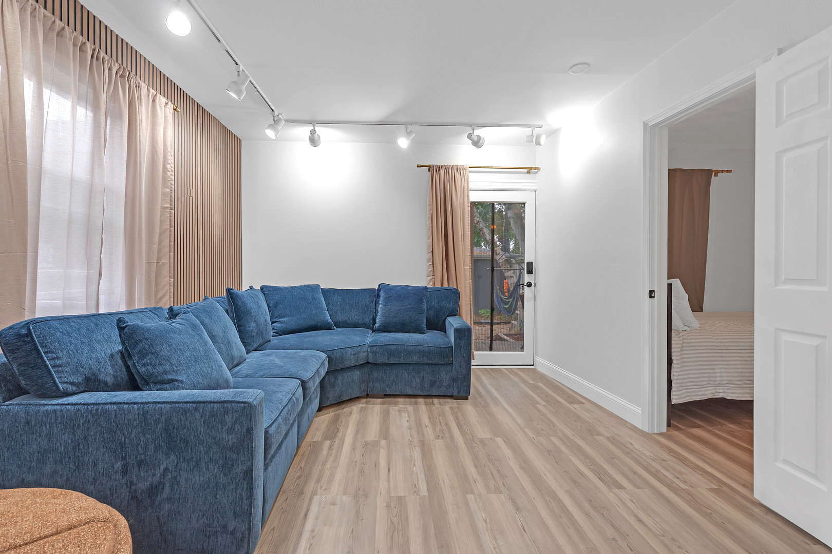 2111 W Roscoe Street #1R, Chicago, IL 60618