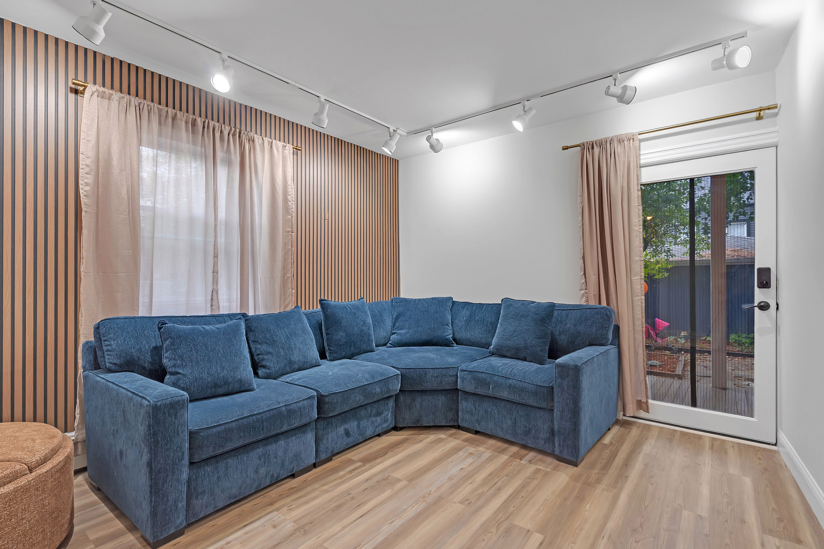 2111 W Roscoe Street #1R, Chicago, IL 60618