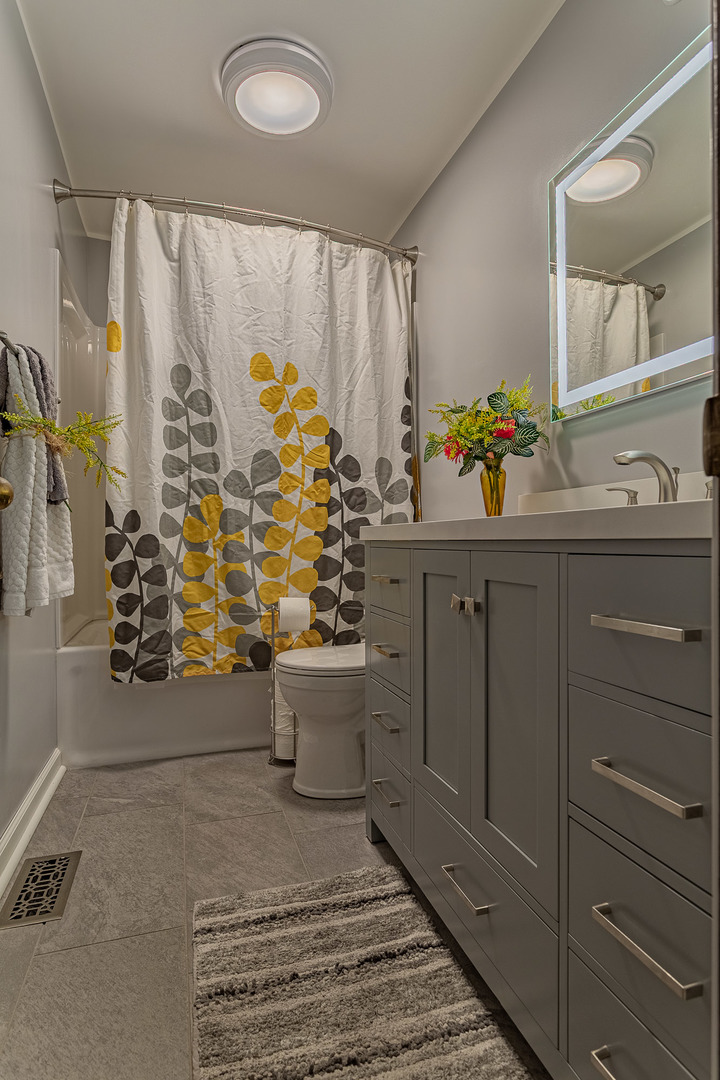 725 BISMARK Court, Elk Grove Village, IL 60007