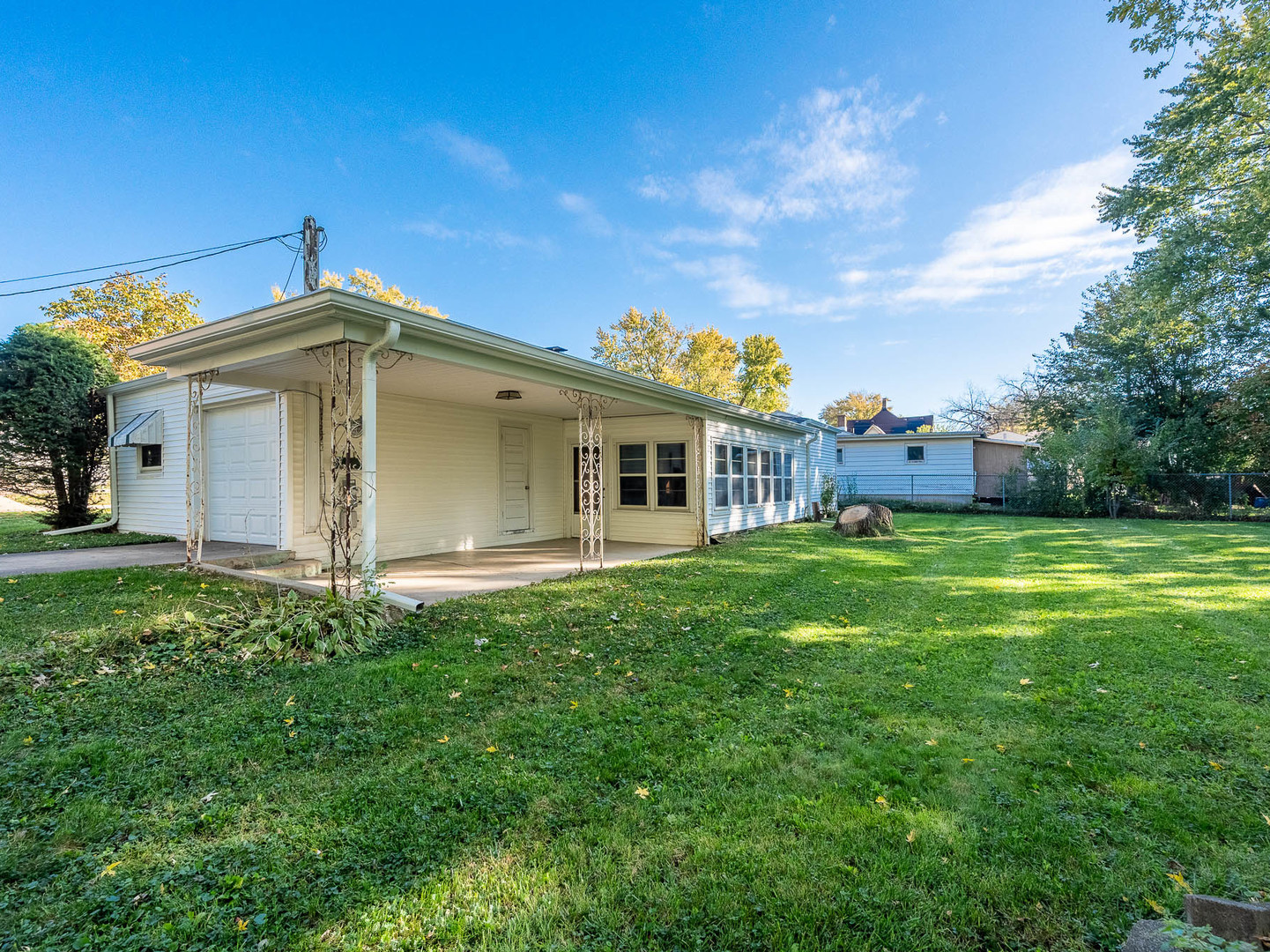 653 Dixon Avenue, Elgin, IL 60120