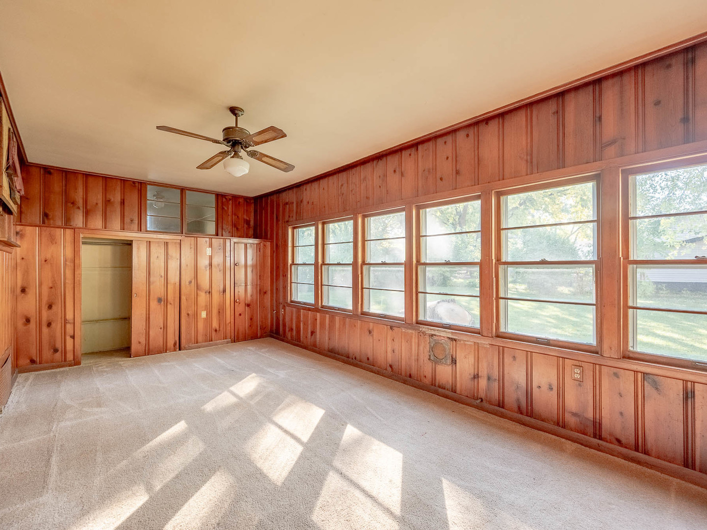 653 Dixon Avenue, Elgin, IL 60120