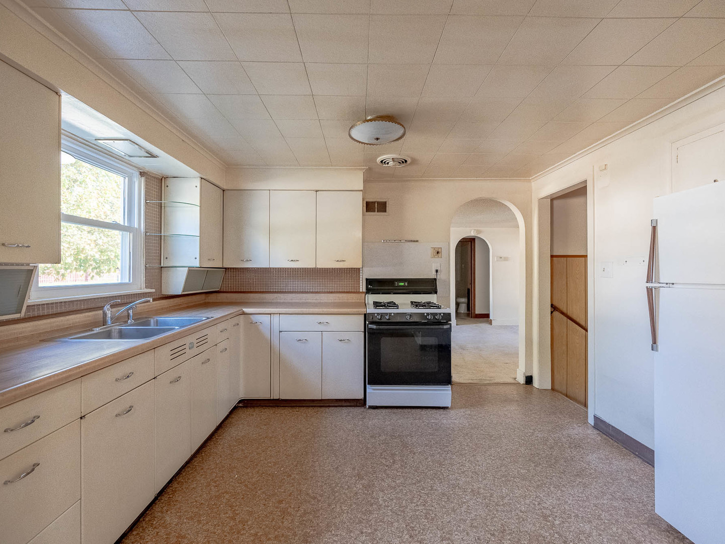 653 Dixon Avenue, Elgin, IL 60120