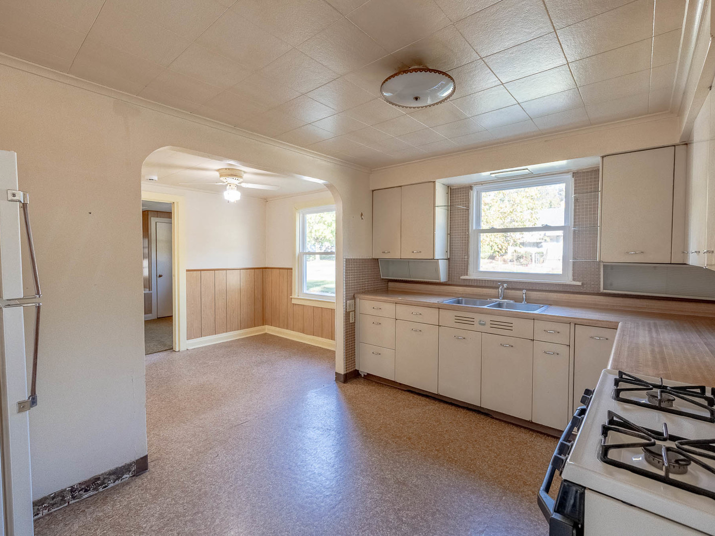 653 Dixon Avenue, Elgin, IL 60120