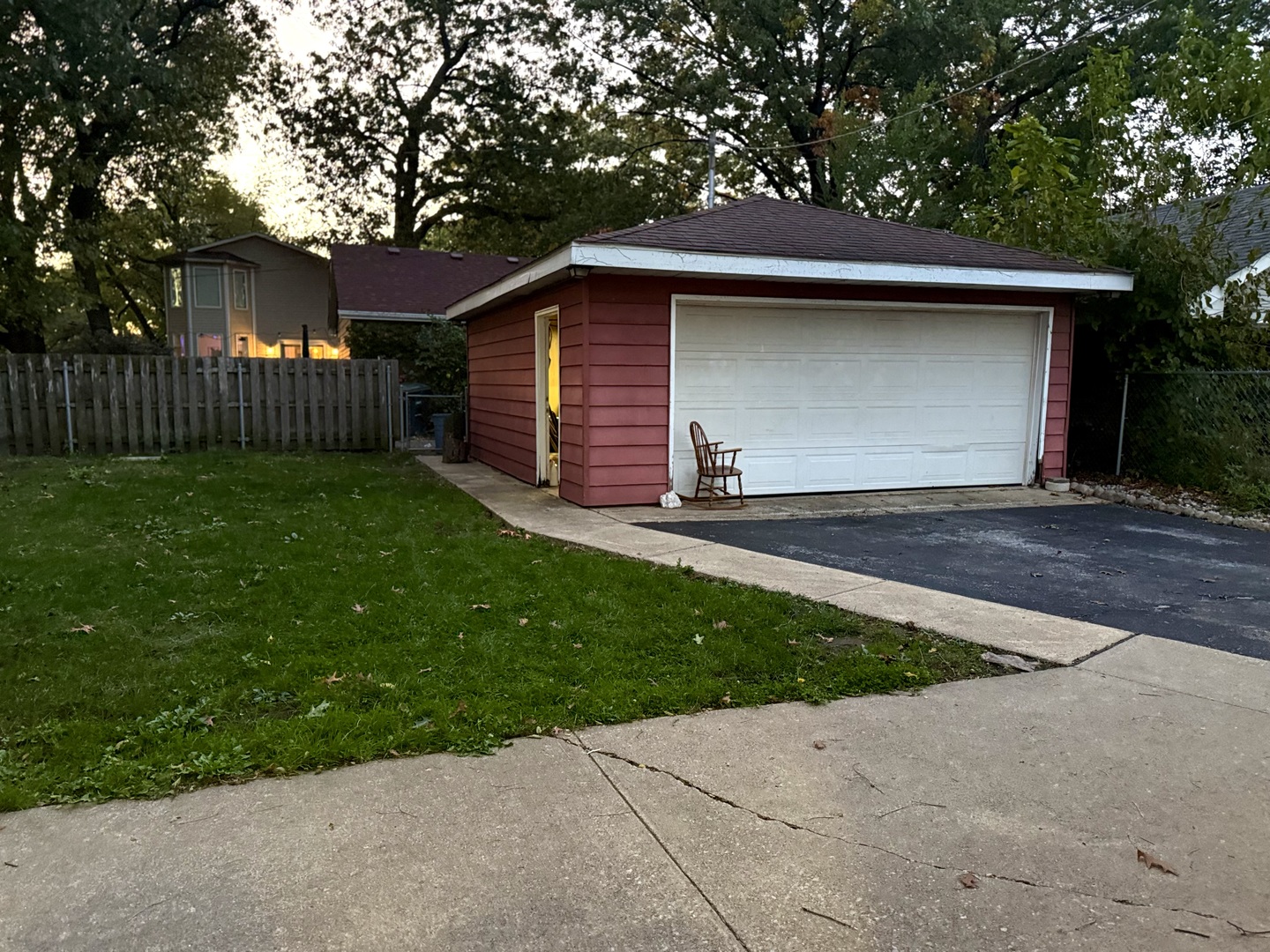 18136 Oakwood Avenue, Lansing, IL 60438