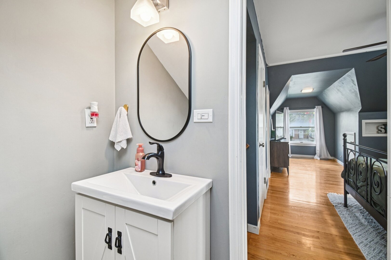 694 S York Street, Elmhurst, IL 60126