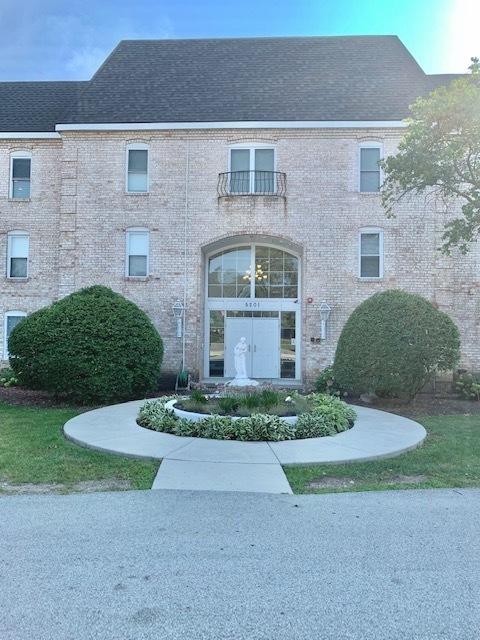 5201 Carriageway Drive #103, Rolling Meadows, IL 60008