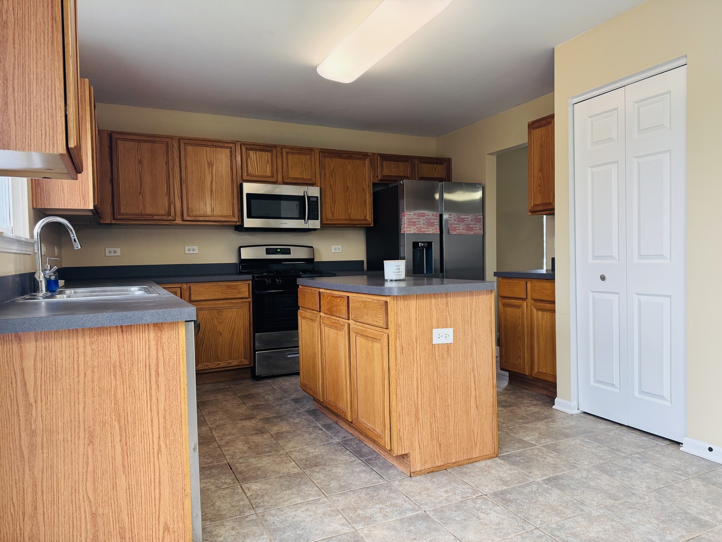 408 Clifton Lane, Bolingbrook, IL 60440