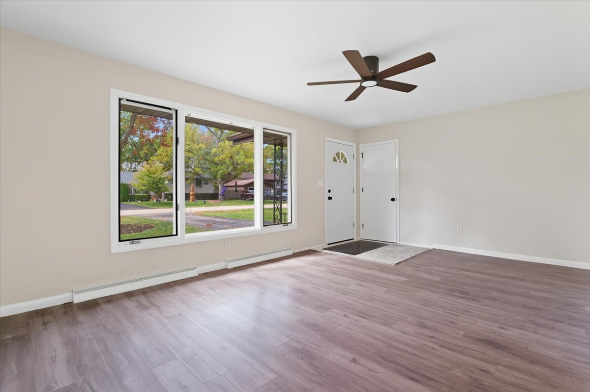 2124 Burr Oak Lane, Lindenhurst, IL 60046