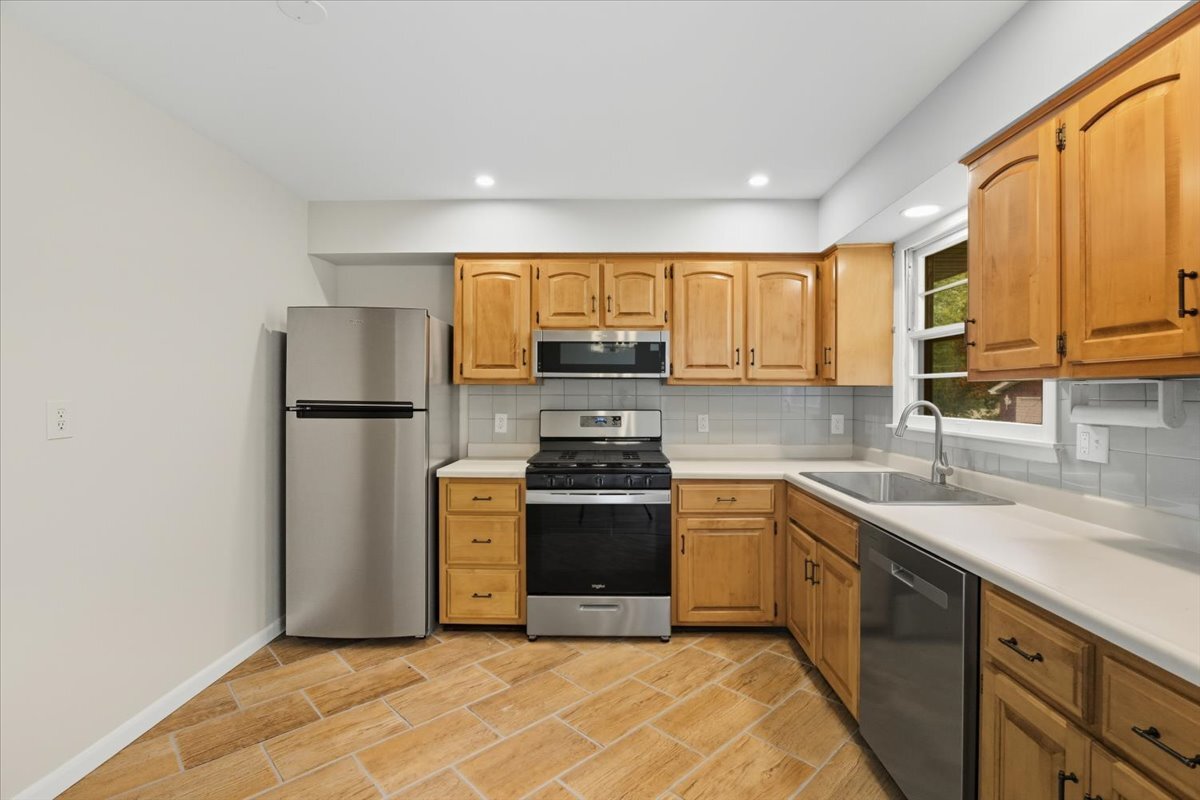 2124 Burr Oak Lane, Lindenhurst, IL 60046
