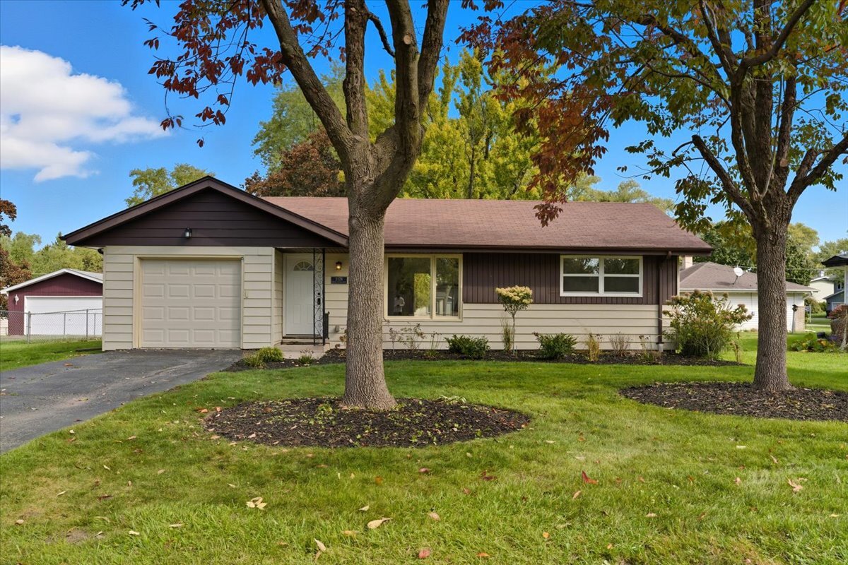 2124 Burr Oak Lane, Lindenhurst, IL 60046