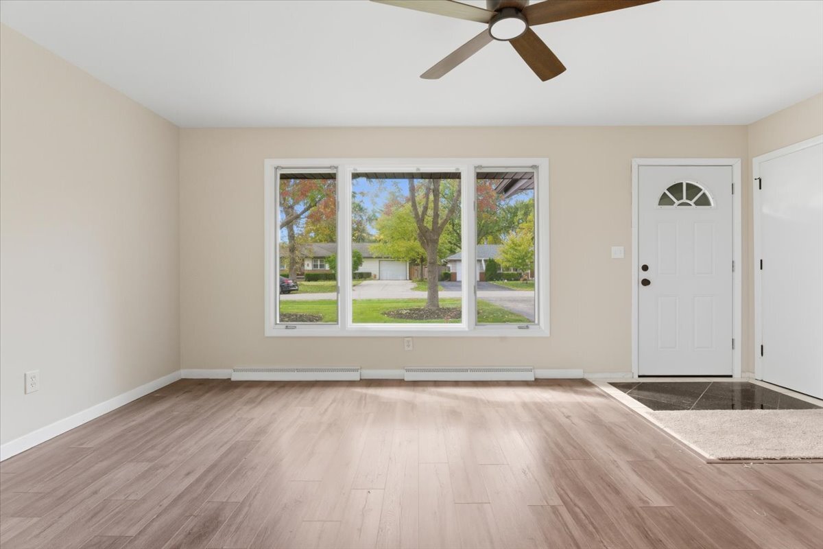 2124 Burr Oak Lane, Lindenhurst, IL 60046