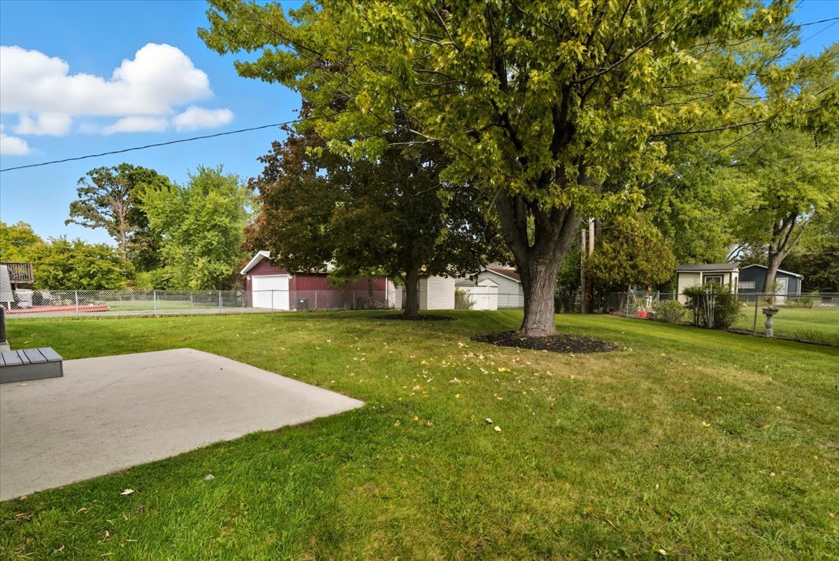 2124 Burr Oak Lane, Lindenhurst, IL 60046