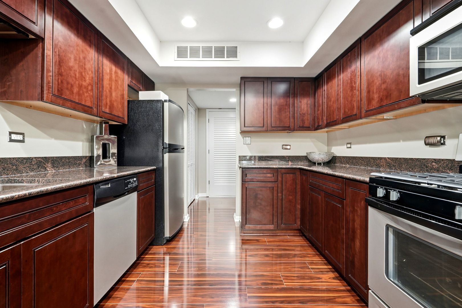 11104 W Cove Circle #2B, Palos Hills, IL 60465