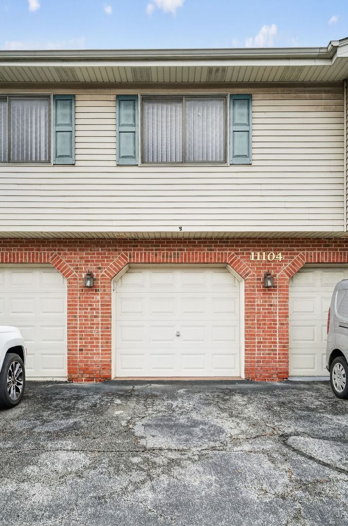 11104 W Cove Circle #2B, Palos Hills, IL 60465